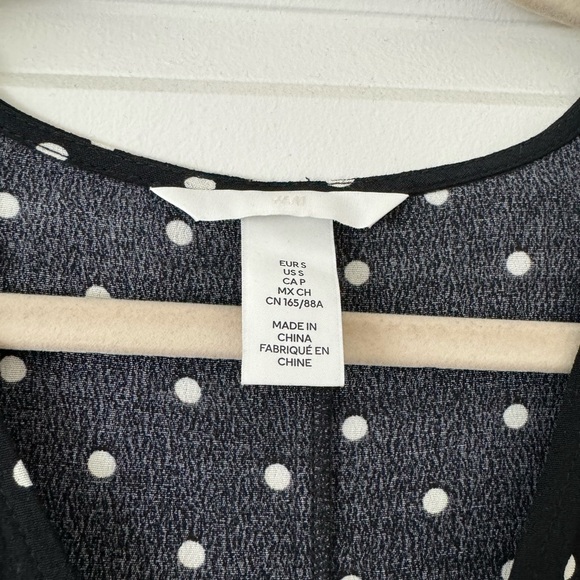 H&M dress for pregnant ladies 🩷 Puff-sleeved Crêped Dress dots - Picture 4 of 4